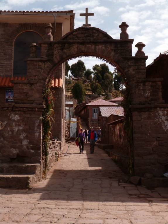 Arco de pedra da praça principal na vila em Taquile, no lago Titicaca, no Peru